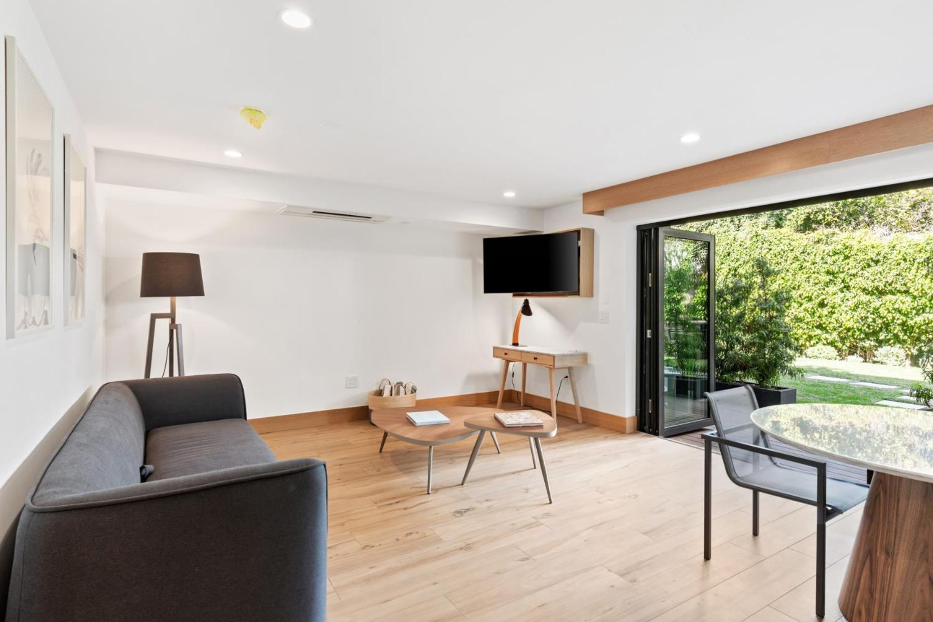 Malibu Sand Carbon Beach Suites Екстер'єр фото