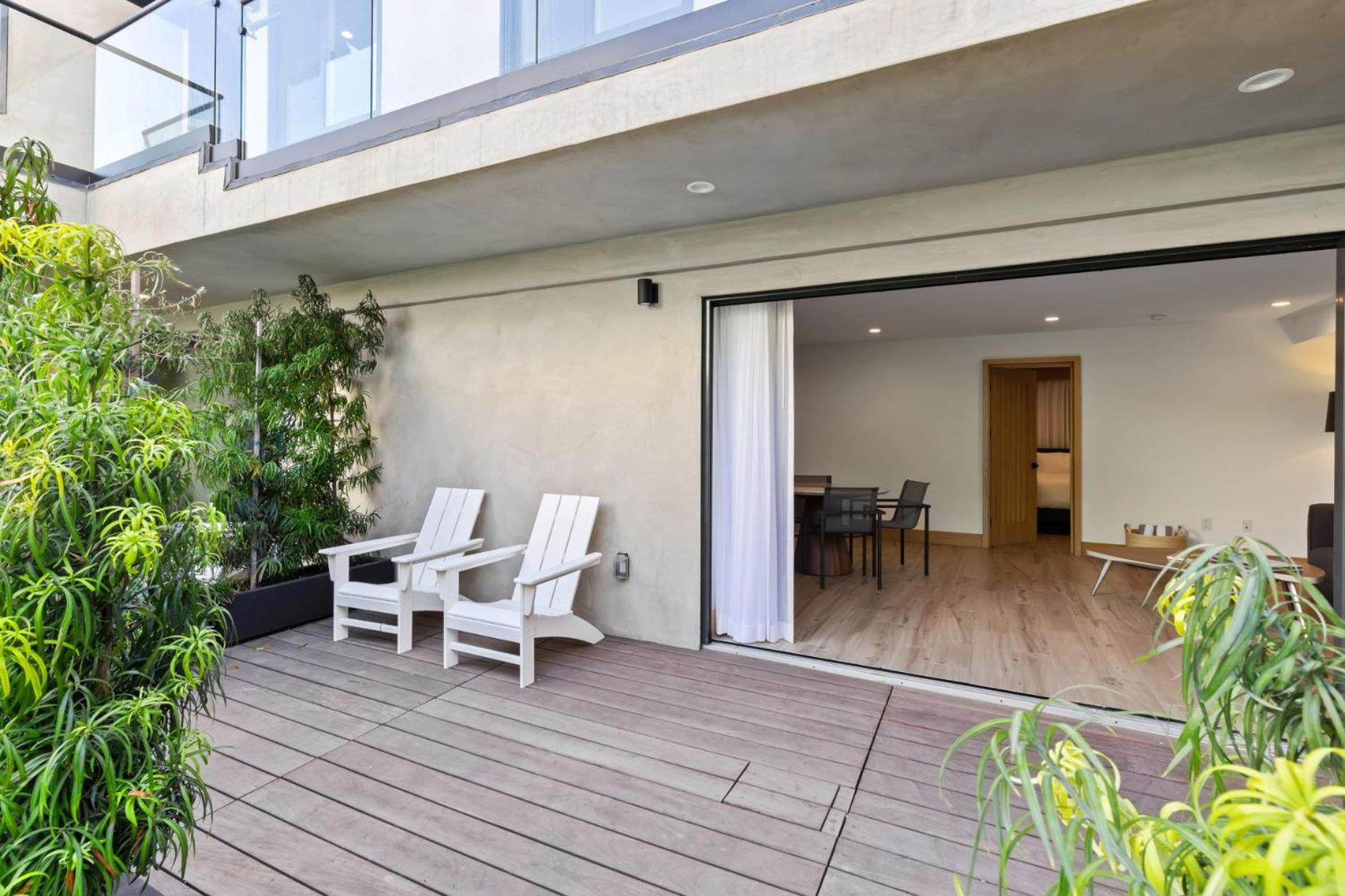 Malibu Sand Carbon Beach Suites Екстер'єр фото